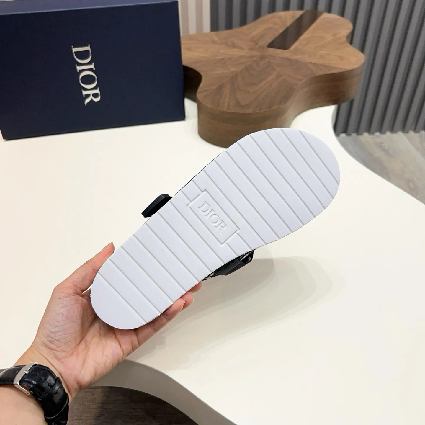 Factory price: 280💰Dior Alias ​​men's leather slippers. This Alias ​​sandal is a new summer product, showing a casual and elegant style. Carefully crafted from grained cow leather and Oblique printed fabric, with cowhide lining! Cross-strap design with metal-clad brass CD Diamond logo. The imported cowhide leather and rubber sole adds sophistication and comfort, while Oblique print-effect anti-slip panels add style. Size: 38-44 (45 customized)
